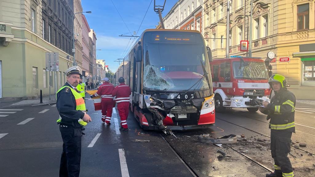 Tramvaj v Praze se srazila s náklaďákem